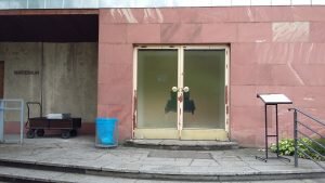 Bestattungsinstitut gleicht einem Hinterhof einer verlassenen Fabrik