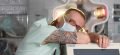 Tattoos und Piercings in der Pflege